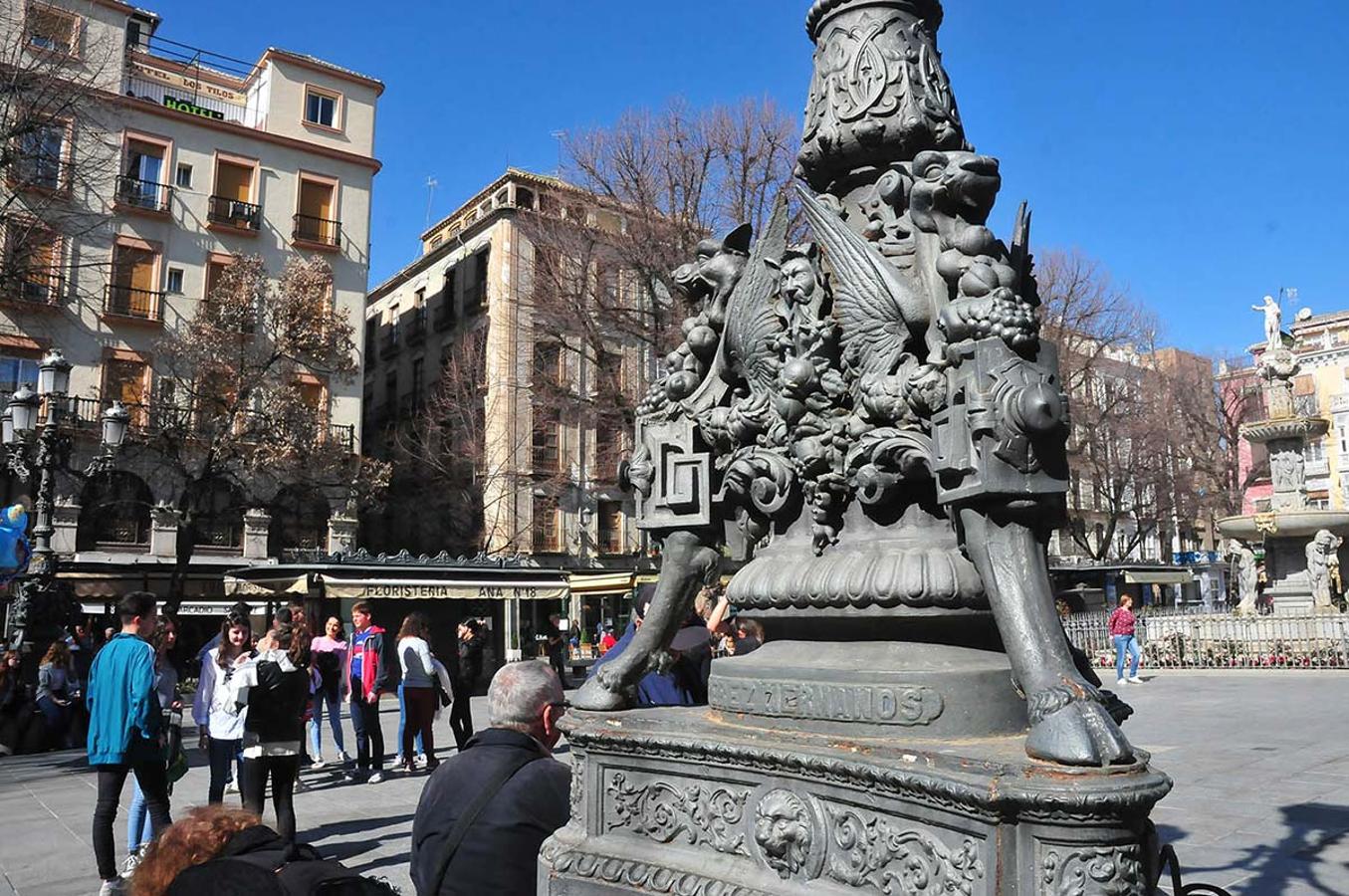 Animales mitológicos dornas las farolas de la plaza de Bibrambla. Un paseo para conocer el 'bestiario' inanimado que habita en calles, puentes, jardines y plazas de Granada