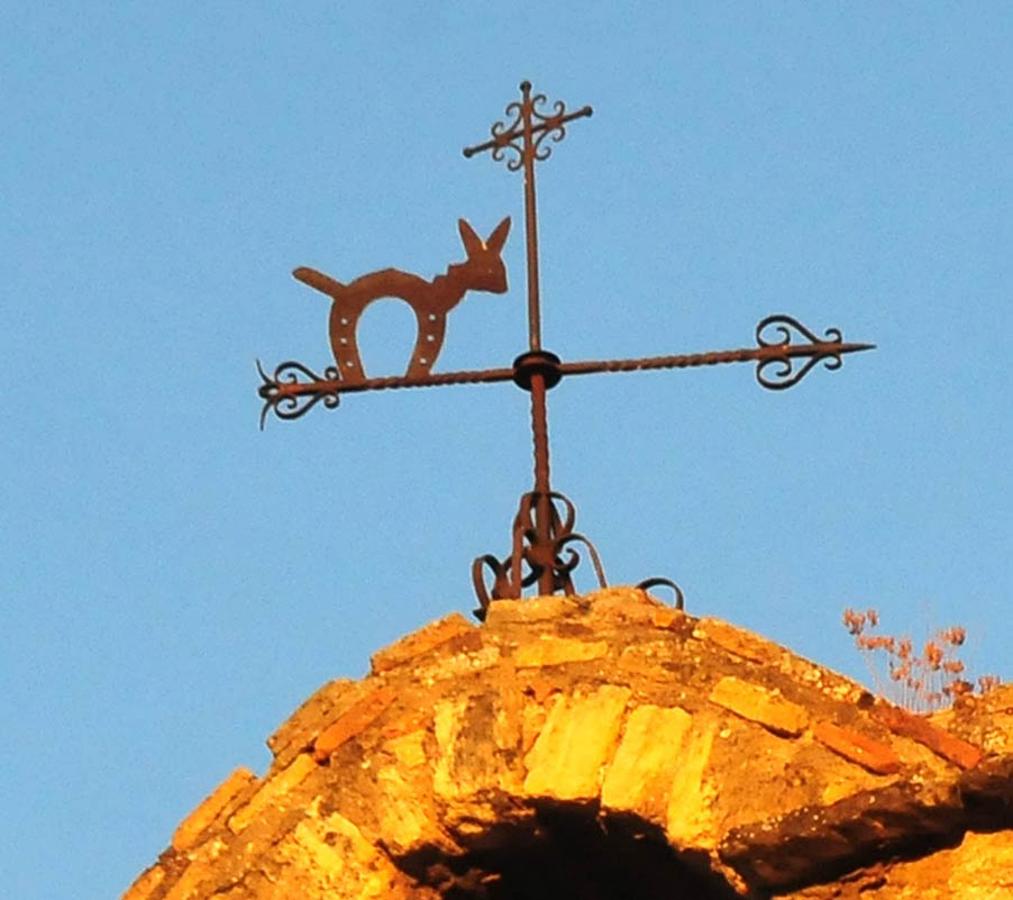 Un humilde burrillo de hierro forjado en la veleta de la capilla de San Cecilio, en el Albaicín. Un paseo para conocer el 'bestiario' inanimado que habita en calles, puentes, jardines y plazas de Granada