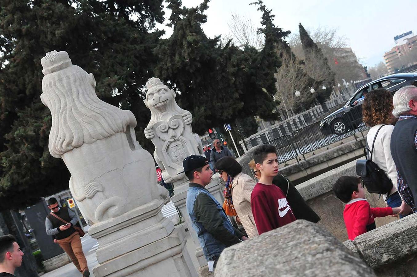 Leones que seakan el inicio y final del puente romano sobre el Genil. Se les conoce como los 'monos' del Genil, pero son leones, réplicas de los originales semidestruidos en una riada. Un paseo para conocer el 'bestiario' inanimado que habita en calles, puentes, jardines y plazas de Granada