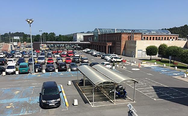 Vista del exterior del centro comercial.