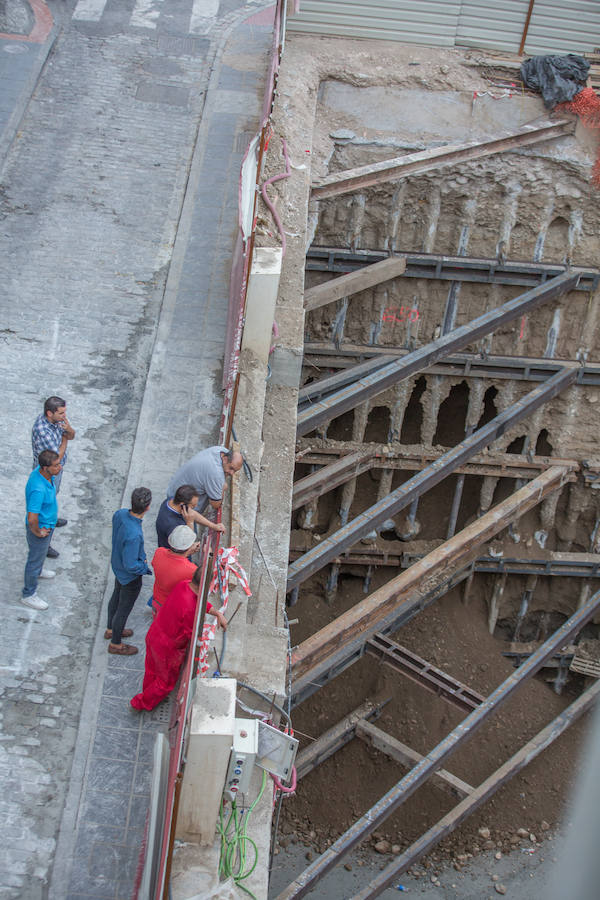 Fotos: Las imágenes de los dos edificios desalojados en Granada por riesgo de derrumbe en las obras del antiguo Hotel Montecarlo