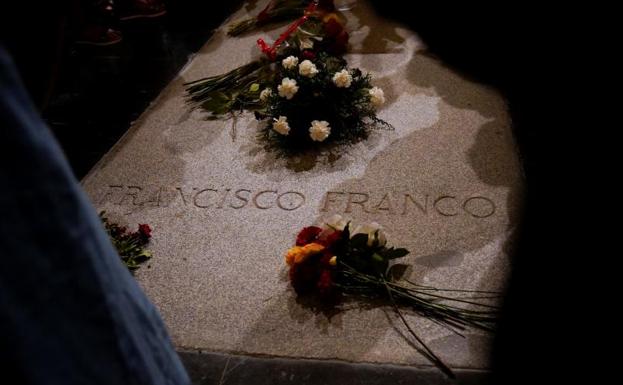 Flores en la tumba de Franco.