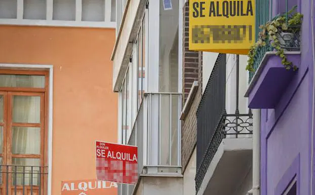 Balcones con carteles para alquilar piso.