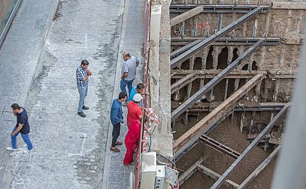 Las obras en el solar del demolido hotel Montecarlo causan un colapso en Puerta Real