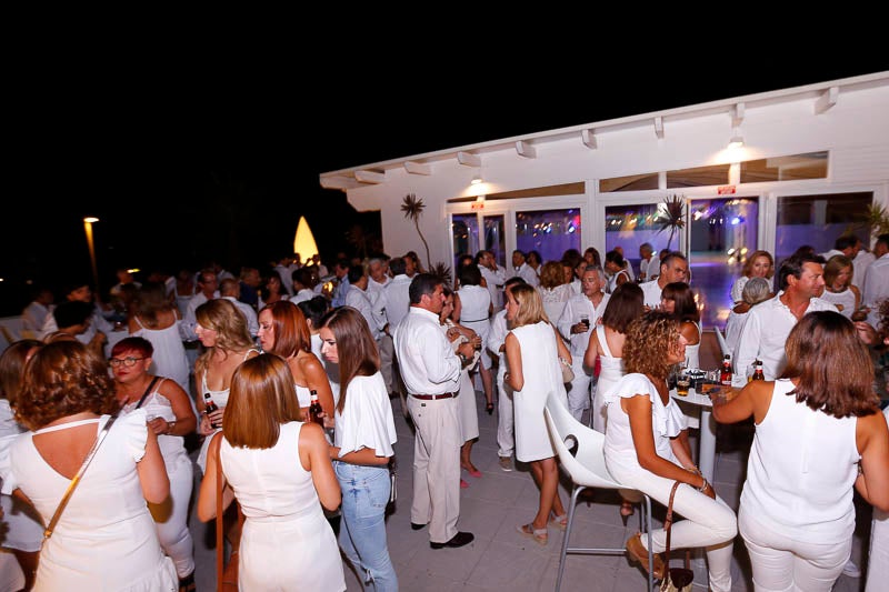 La fiesta veraniega del Mirador de Playa Granada, el centro de eventos de Grupo Abades, congregó a más de 200 personas