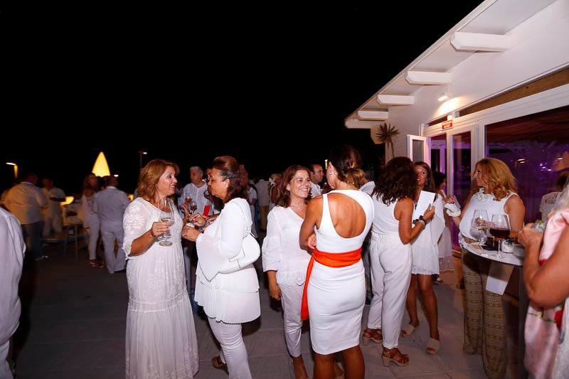 La fiesta veraniega del Mirador de Playa Granada, el centro de eventos de Grupo Abades, congregó a más de 200 personas