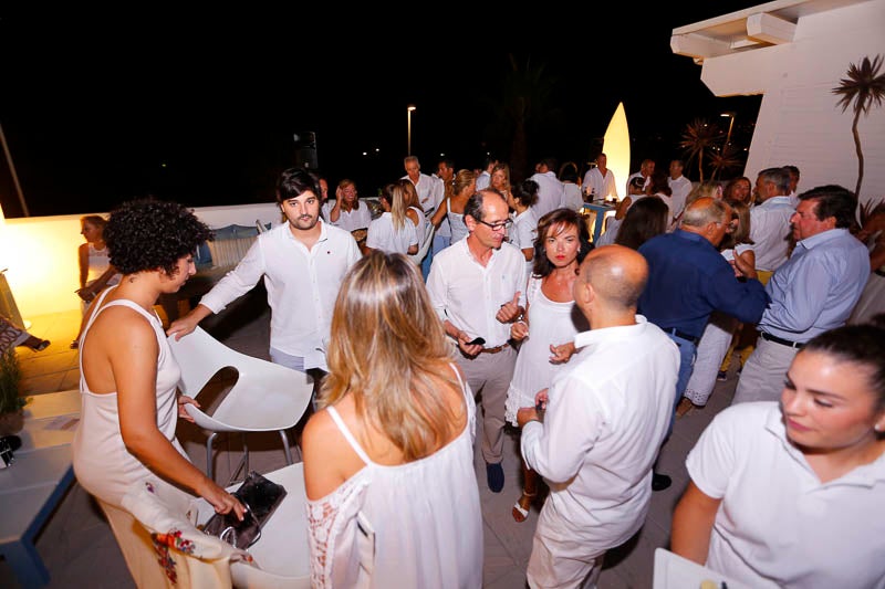 La fiesta veraniega del Mirador de Playa Granada, el centro de eventos de Grupo Abades, congregó a más de 200 personas