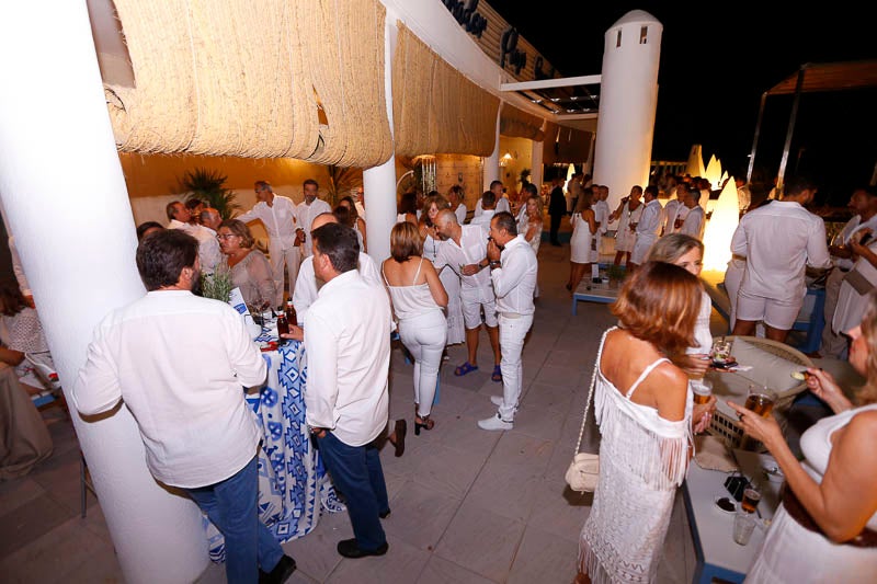 La fiesta veraniega del Mirador de Playa Granada, el centro de eventos de Grupo Abades, congregó a más de 200 personas