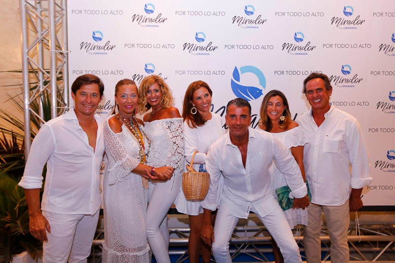 La fiesta veraniega del Mirador de Playa Granada, el centro de eventos de Grupo Abades, congregó a más de 200 personas