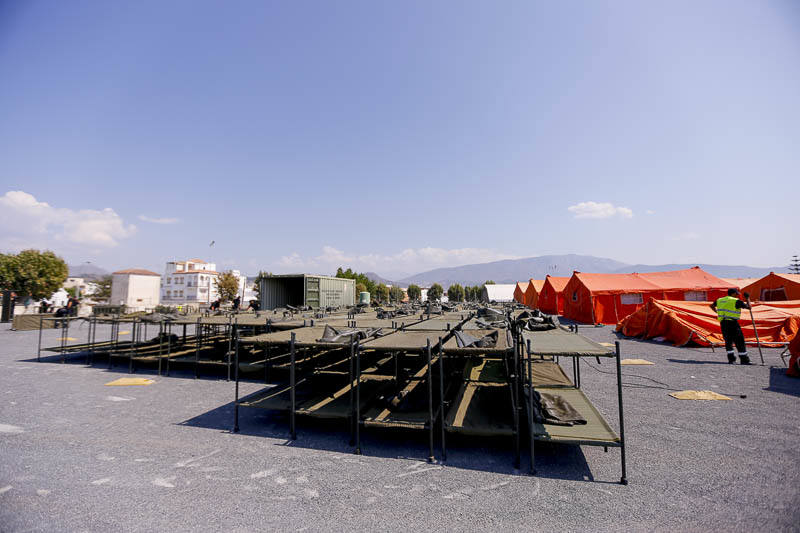 En apenas unas horas han montado las 13 tiendas para el alojamiento de los inmigrantes, con diez literas en cada una, otras cuatro tiendas con mobiliario que se utilizarán como comedor y dos carpas más para oficinas donde la Policía Nacional realizará su trabajo