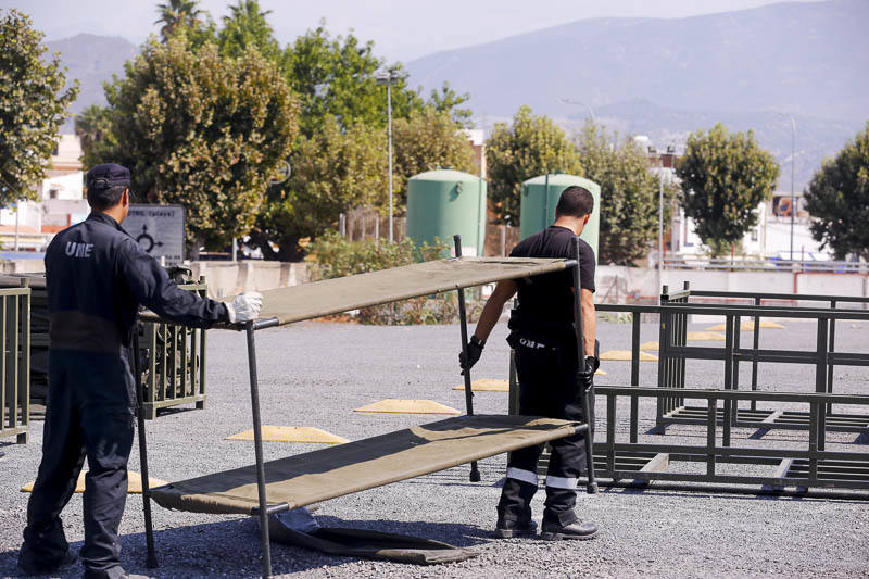 En apenas unas horas han montado las 13 tiendas para el alojamiento de los inmigrantes, con diez literas en cada una, otras cuatro tiendas con mobiliario que se utilizarán como comedor y dos carpas más para oficinas donde la Policía Nacional realizará su trabajo