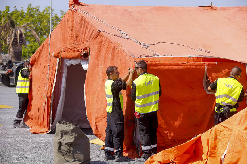 En apenas unas horas han montado las 13 tiendas para el alojamiento de los inmigrantes, con diez literas en cada una, otras cuatro tiendas con mobiliario que se utilizarán como comedor y dos carpas más para oficinas donde la Policía Nacional realizará su trabajo