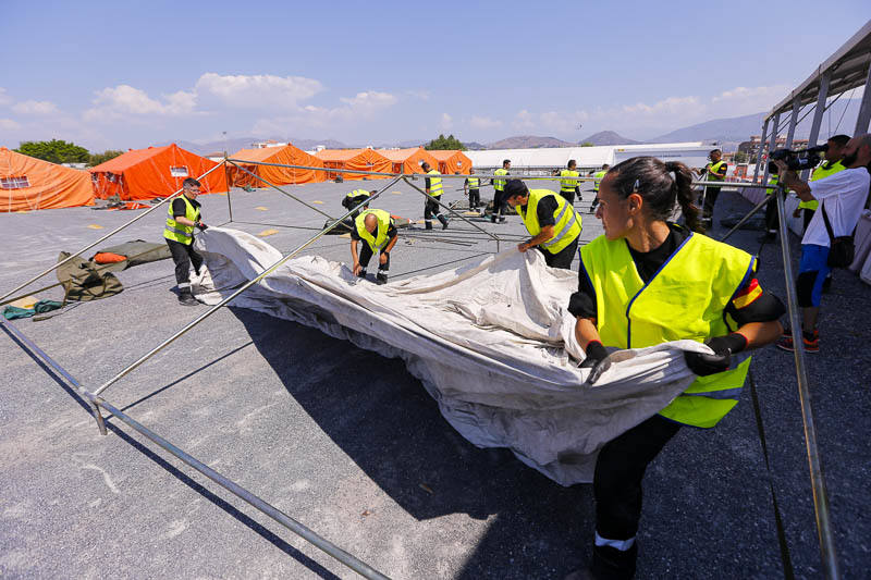 En apenas unas horas han montado las 13 tiendas para el alojamiento de los inmigrantes, con diez literas en cada una, otras cuatro tiendas con mobiliario que se utilizarán como comedor y dos carpas más para oficinas donde la Policía Nacional realizará su trabajo