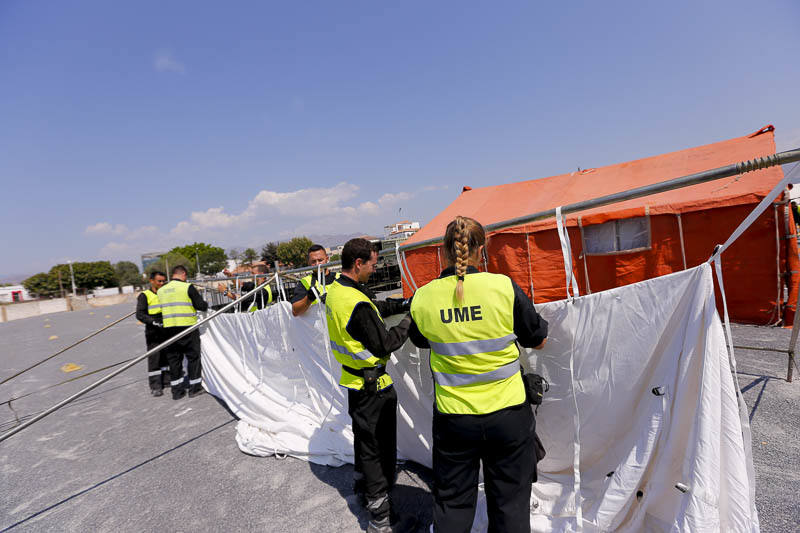 En apenas unas horas han montado las 13 tiendas para el alojamiento de los inmigrantes, con diez literas en cada una, otras cuatro tiendas con mobiliario que se utilizarán como comedor y dos carpas más para oficinas donde la Policía Nacional realizará su trabajo