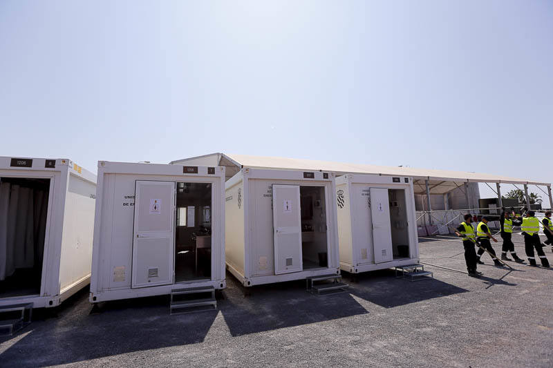 En apenas unas horas han montado las 13 tiendas para el alojamiento de los inmigrantes, con diez literas en cada una, otras cuatro tiendas con mobiliario que se utilizarán como comedor y dos carpas más para oficinas donde la Policía Nacional realizará su trabajo