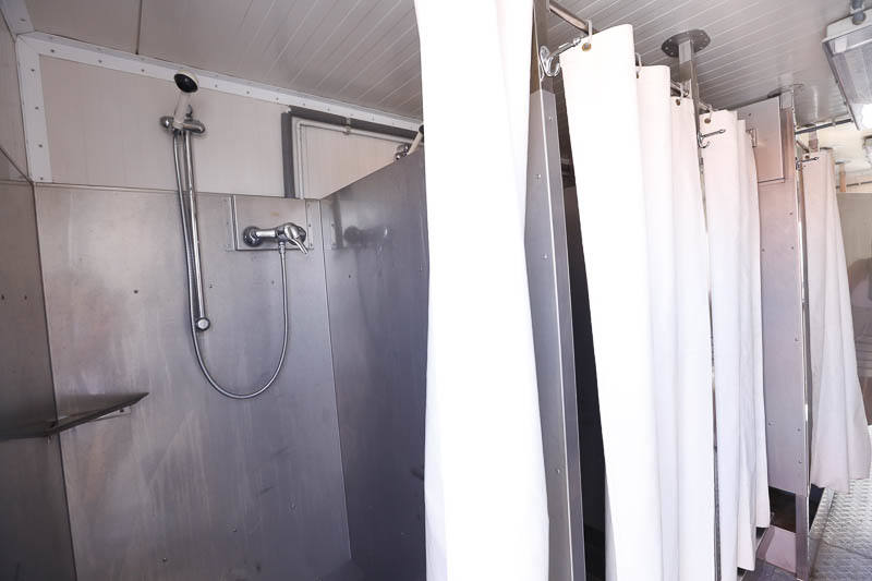 En apenas unas horas han montado las 13 tiendas para el alojamiento de los inmigrantes, con diez literas en cada una, otras cuatro tiendas con mobiliario que se utilizarán como comedor y dos carpas más para oficinas donde la Policía Nacional realizará su trabajo