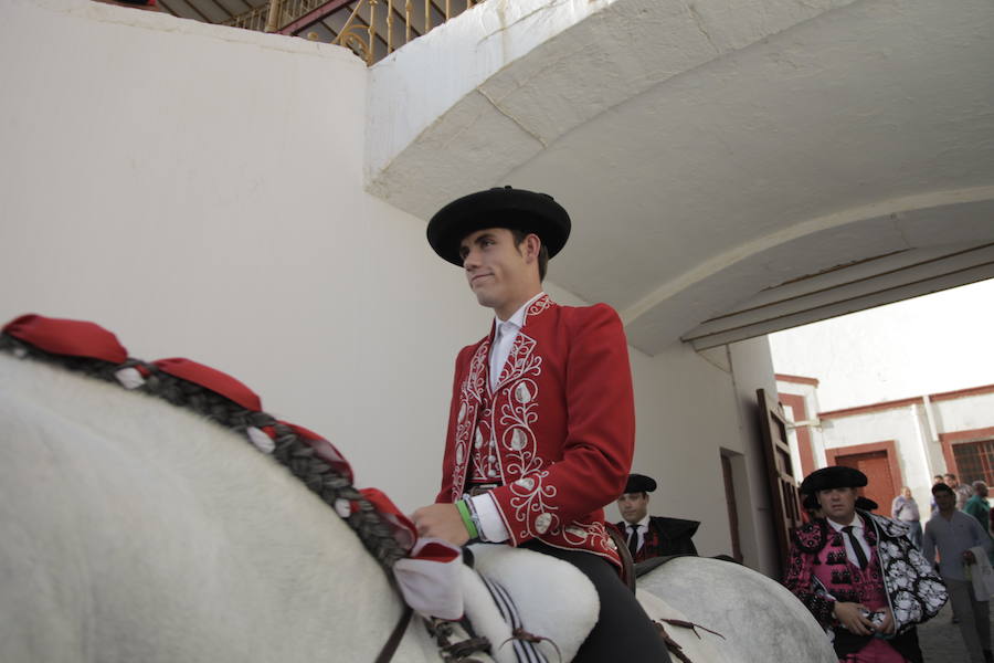 Puerta grande a lo superficial para Pablo y Guillermo Hermoso y Lea Vicens, que cortaron ocho orejas, en la última de la feria taurina de Almería en 2018