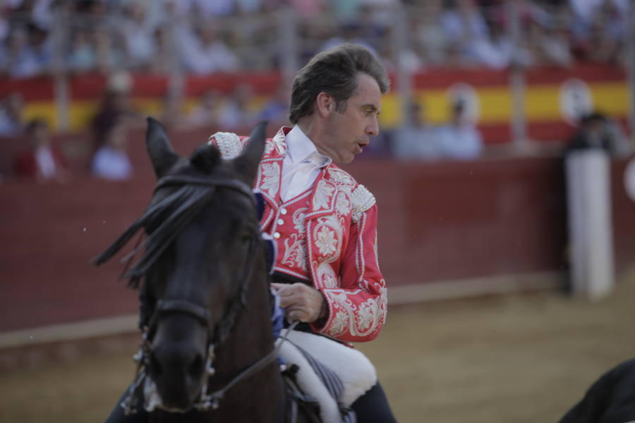 Puerta grande a lo superficial para Pablo y Guillermo Hermoso y Lea Vicens, que cortaron ocho orejas, en la última de la feria taurina de Almería en 2018