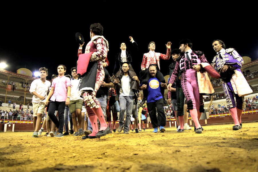 Puerta grande a lo superficial para Pablo y Guillermo Hermoso y Lea Vicens, que cortaron ocho orejas, en la última de la feria taurina de Almería en 2018