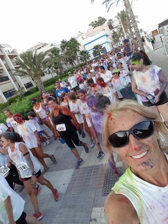 Corredores participando en el primera color run de Castell de Ferro. 