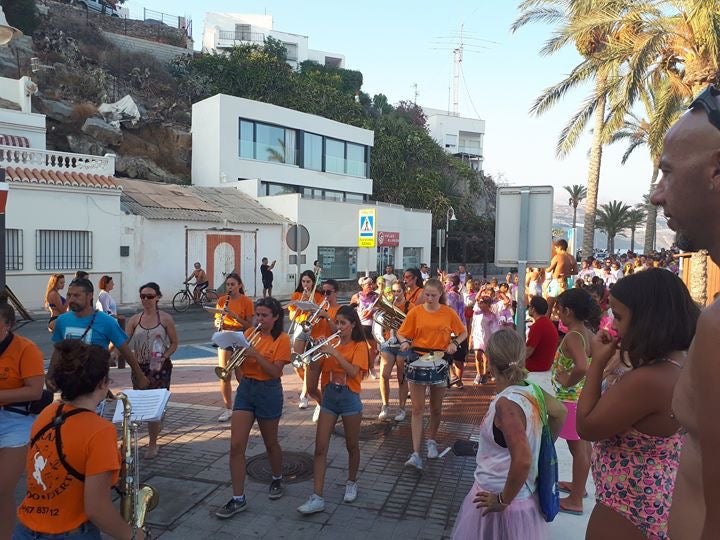 Ayer el municipio de Castell de Ferro se pintó de colores con la celebración de la I Color Run. 