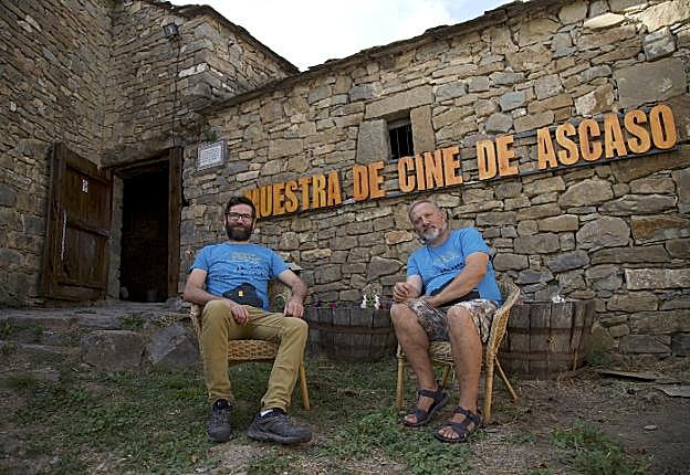Codirectores. Miguel Cordero (d) y Néstor Prades (i) son pareja y los responsables de la muestra de Ascaso desde su primera edición, en 2012. La promueven desde la Asociación de vecinos y amigos de Ascaso («vecinos somos pocos y amigos, muchos», dicen). La asociación se llama Los relojes, en homenaje a los tres de sol que hay en el pueblo.