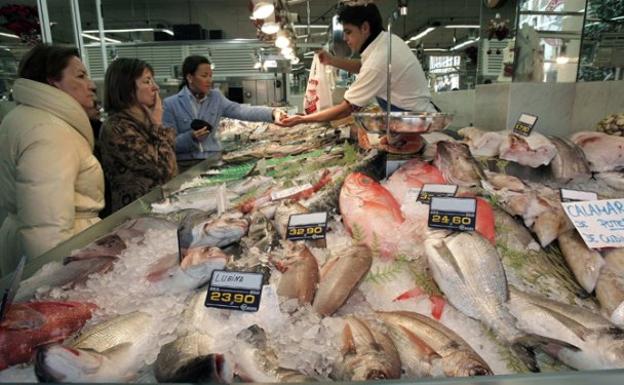 5 pasos esenciales para reconocer el pescado fresco en las tiendas, según la OCU