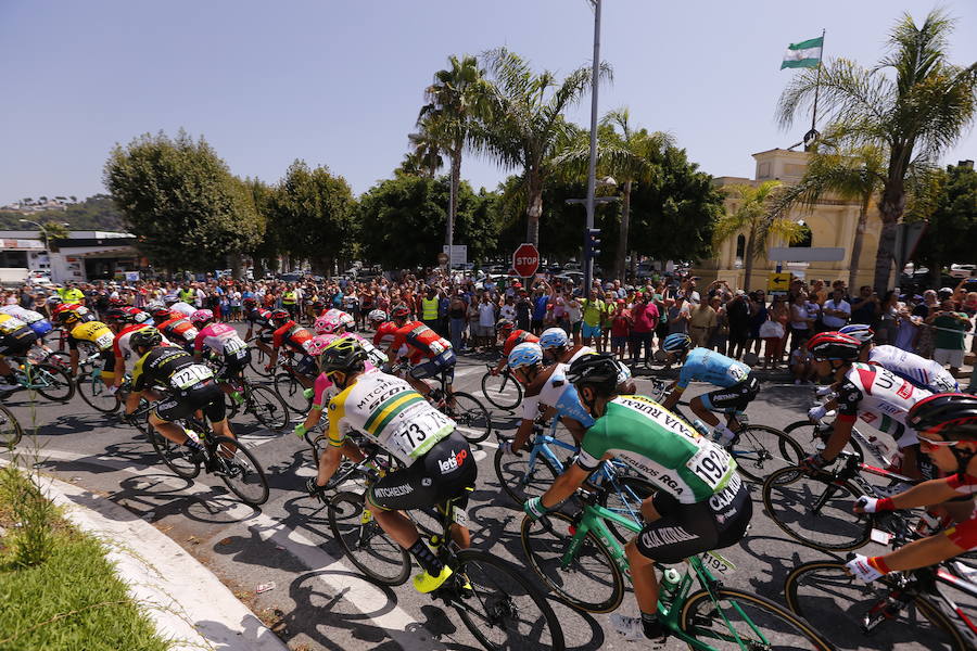 La ronda ciclista se introduce en la Costa de Granada desde Málaga