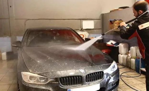 La Guardia Civil alerta de la multa que puede caerte por lavar tu coche de forma indebida