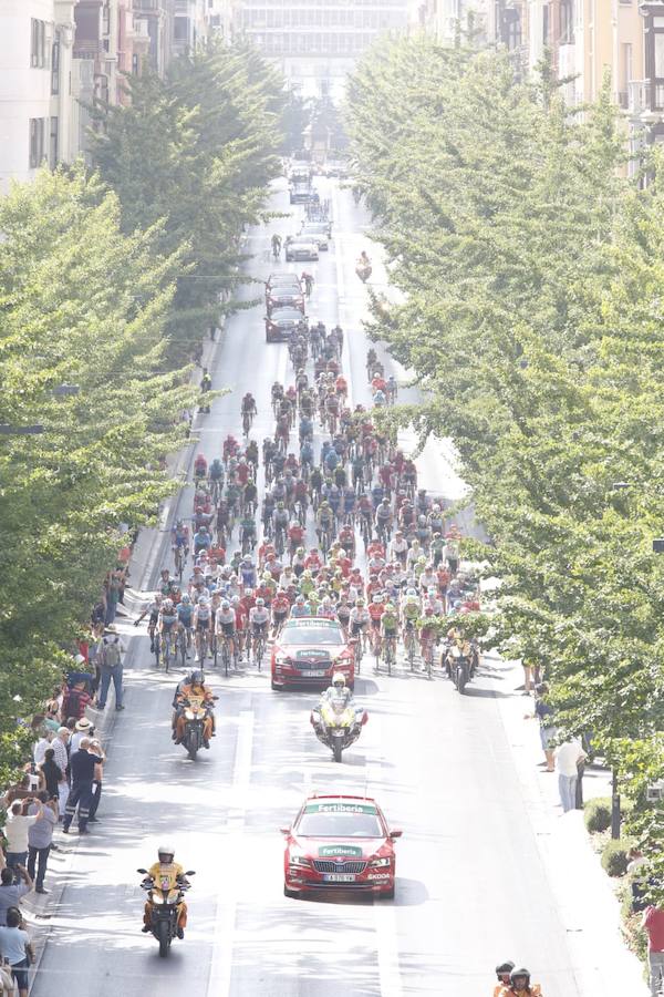 Impresionantes imágenes del pelotón de ciclistas abandonando la capital de la Alhambra