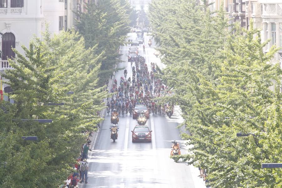 Impresionantes imágenes del pelotón de ciclistas abandonando la capital de la Alhambra