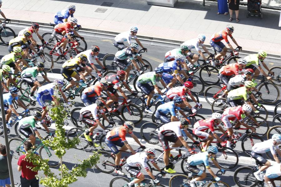 Impresionantes imágenes del pelotón de ciclistas abandonando la capital de la Alhambra