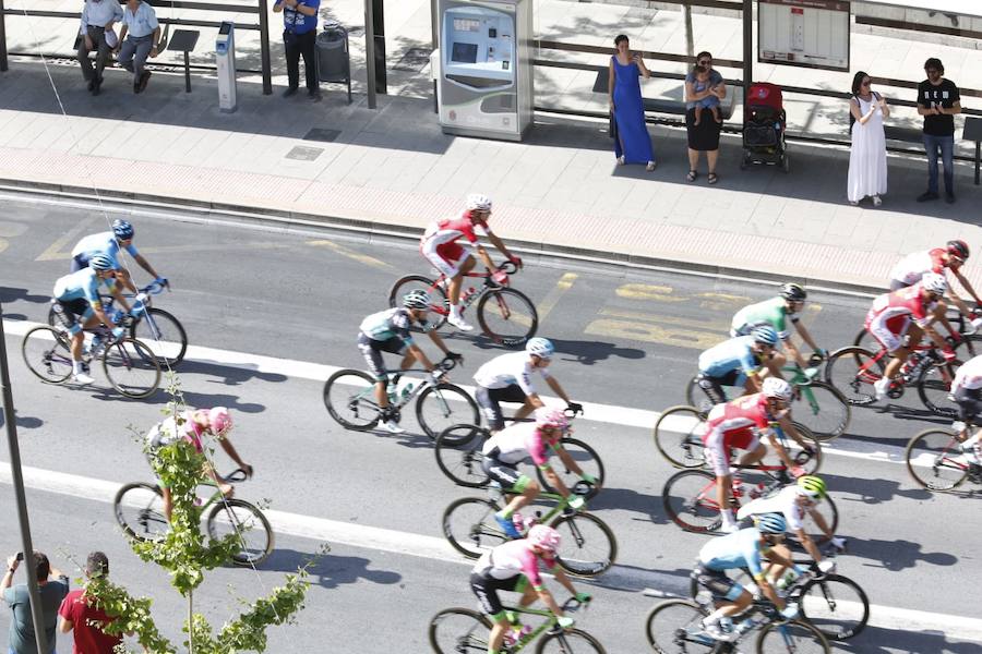 Impresionantes imágenes del pelotón de ciclistas abandonando la capital de la Alhambra