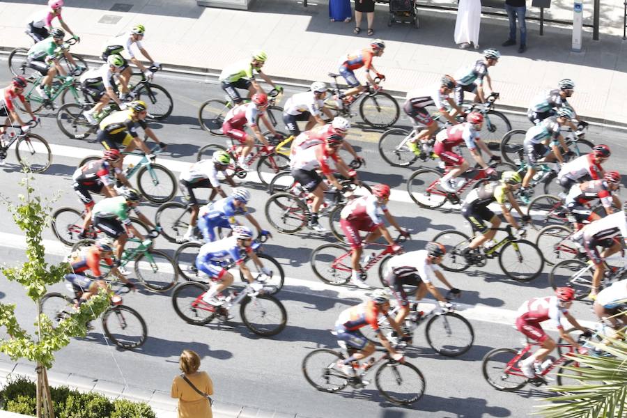 Impresionantes imágenes del pelotón de ciclistas abandonando la capital de la Alhambra