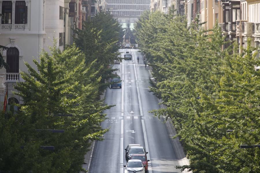 Impresionantes imágenes del pelotón de ciclistas abandonando la capital de la Alhambra