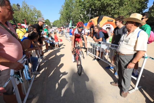Aluvión de personas en la salida de la carrera desde la capital