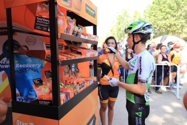 Aluvión de personas en la salida de la carrera desde la capital