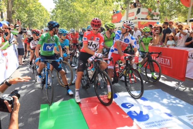Aluvión de personas en la salida de la carrera desde la capital