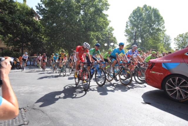 Aluvión de personas en la salida de la carrera desde la capital