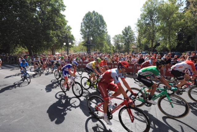 Aluvión de personas en la salida de la carrera desde la capital