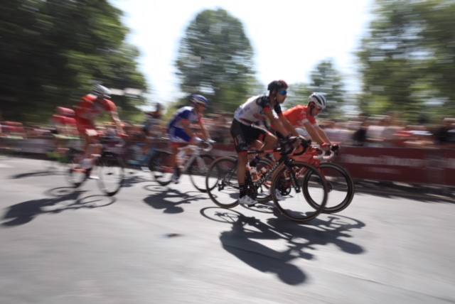 Aluvión de personas en la salida de la carrera desde la capital