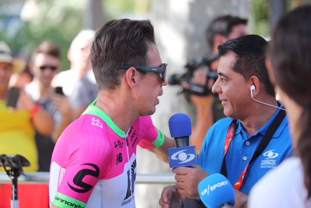 Aluvión de personas en la salida de la carrera desde la capital