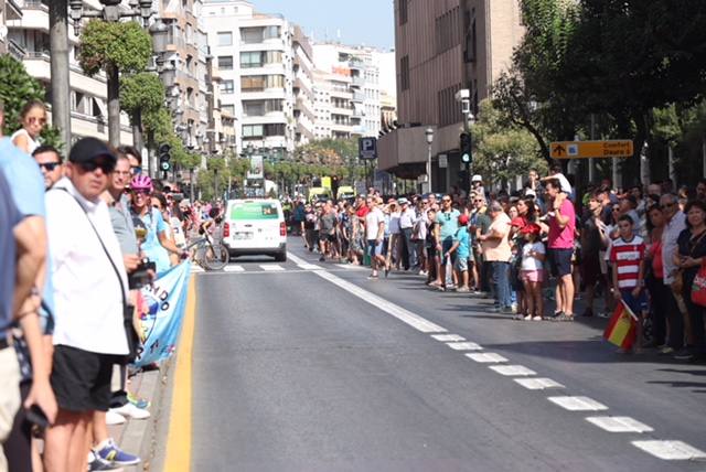 Aluvión de personas en la salida de la carrera desde la capital