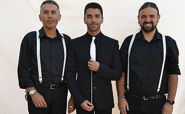 El director, (centro) junto con José Mª de Lara, pte. AM de Cájar y Christian J. Balderas, pte. AM de Monachil.