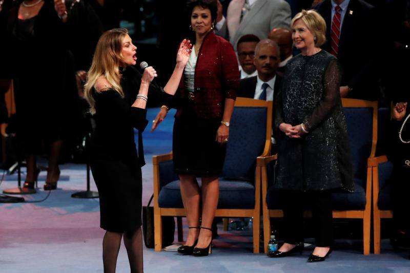 Familiares, amigos y personalidades del mundo de la música y la política, entre otros, se han personado en el funeral de la artista para homenajearla por última vez.