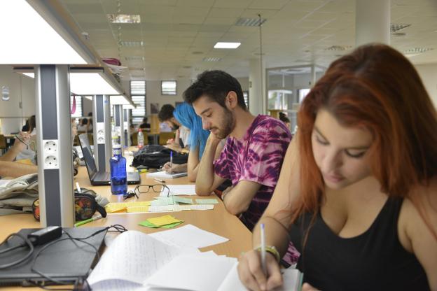 Alumnos de la Universidad de Almería afrontan sus últimos días los exámenes de septiembre. 