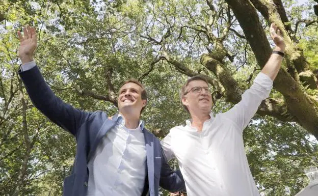 Casado y Feijoo, este sábado en la localidad coruñesa de Cotobade.