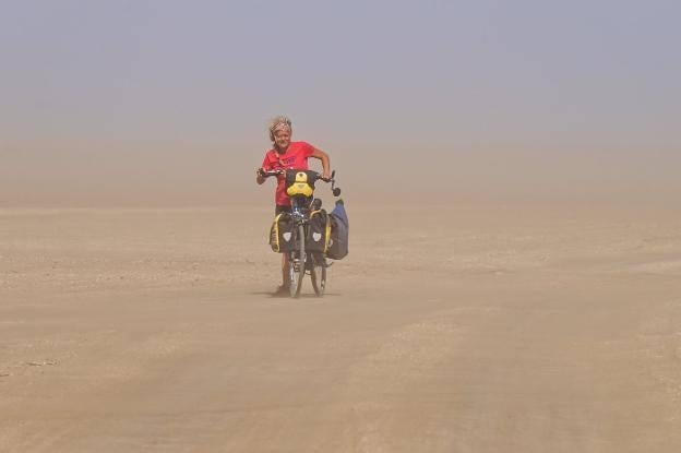 Cristina Spínola se enfrenta a una tormenta de arena en el desierto de La Guajira (norte de Colombia). 