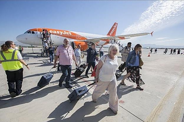 Llegada a Granada del primer vuelo procedente de Mánchester.