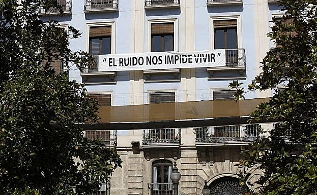 Pancarta colgada por los vecinos de la calle Reyes Católicos para protestar contra las actuaciones musicales en la Plaza del Carmen.